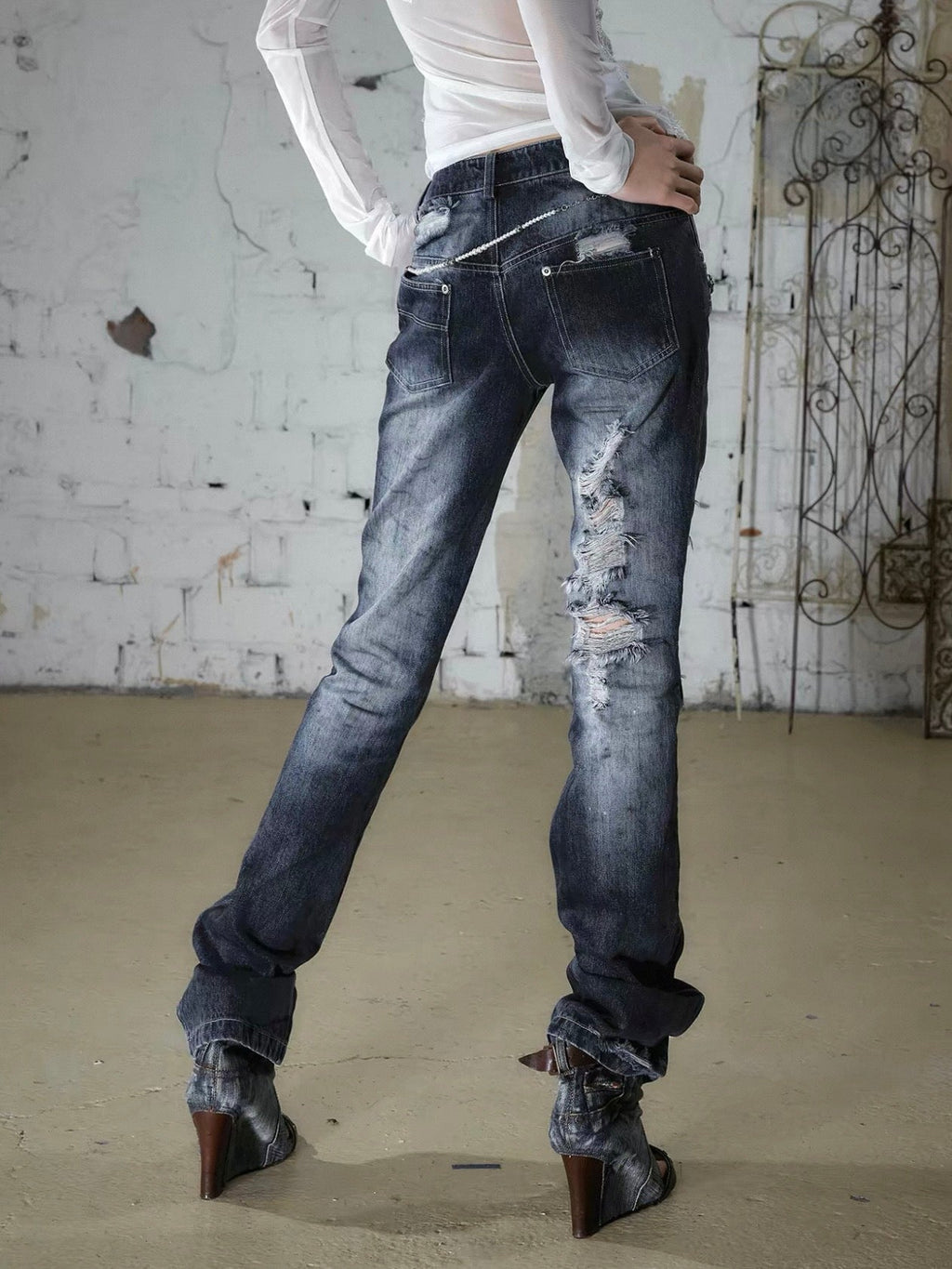 [Pre-order] Rhinestone Distressed Straight-Leg
